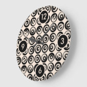 中世紀カッコいいの黒とクリームの円のパターン ラージ壁時計 (傾斜)