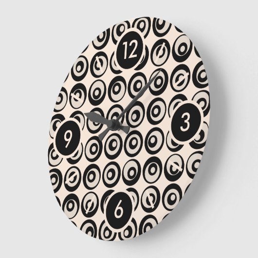 中世紀カッコいいの黒とクリームの円のパターン ラージ壁時計 (傾斜)