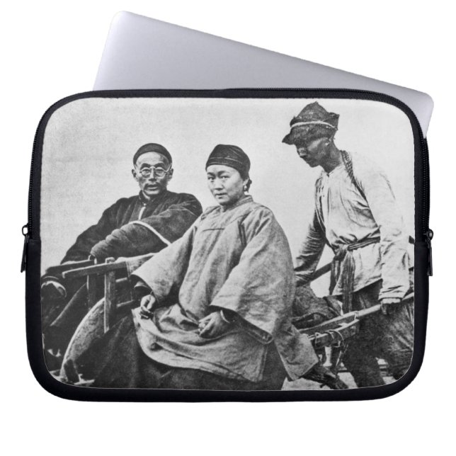 中国のな人力車、c.1870 (b/wの写真) ラップトップスリーブ (正面)