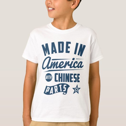 中国のな部品が付いているアメリカで作られる Tシャツ (正面)