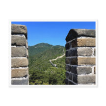 中国の万里の長城が古代の戦闘用胸壁越しにフレームに入った景色