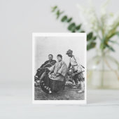 中国の人力車， c.1870 （b/w写真） ポストカード (スタンド正面)