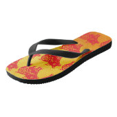 中国の豚年 赤い紙切り 金色の男性 フリップフロップ ビーチサンダル (アングル)