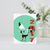 中国の酉年2017年生まれの誕生日ヴィーピー ポストカード (スタンド正面)