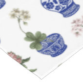 中国の陶磁器調の青い花瓶と花 テーブルクロス (アングル)