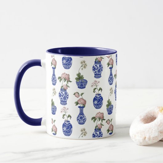 中国の陶磁器調の青い花瓶と花 マグカップ (ドーナツ)