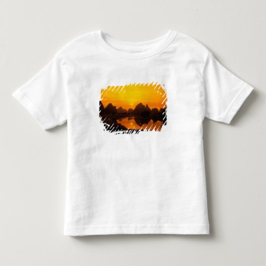 中国。カラフルな中国。麗しい漓江。 トドラーTシャツ (正面)