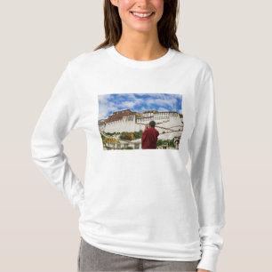 中国, チベット, ラサ, ポタラ宮のチベット僧侶 Tシャツ