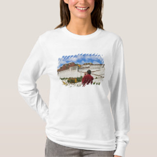 中国, チベット, ラサ, ポタラ宮のチベット僧侶 Tシャツ
