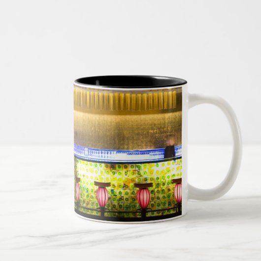中国、上海。バーインザシンティアンディバー2 ツートーンマグカップ (右)