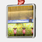 中国、上海。バーインザシンティアンディバー2 メタルオーナメント (左)