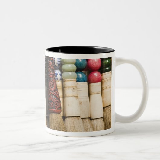 中国、上海。ブラシチェンフアンミアオ ツートーンマグカップ (右)