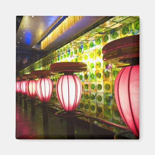 中国、上海。新天地バー地区のバー マグネット (正面)