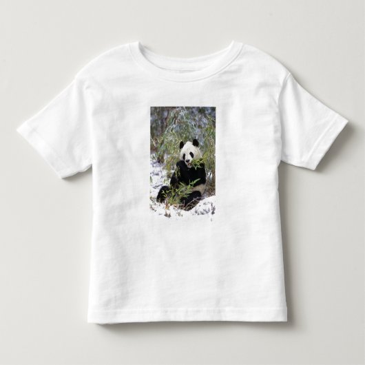 中国、四川省。ジャイアントパンダが餌を食べる トドラーTシャツ (正面)