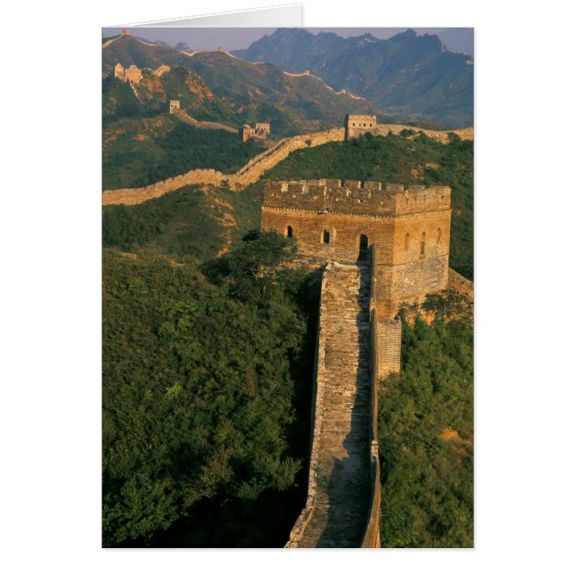 中国、山々を縫うように続く万里の長城 (正面)
