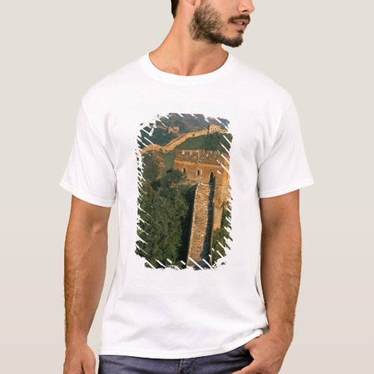 中国、山々を縫うように続く万里の長城 Tシャツ (正面)