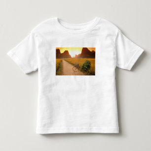 中国、広西チワン族自治区。揚州市、田舎の自転車 トドラーTシャツ