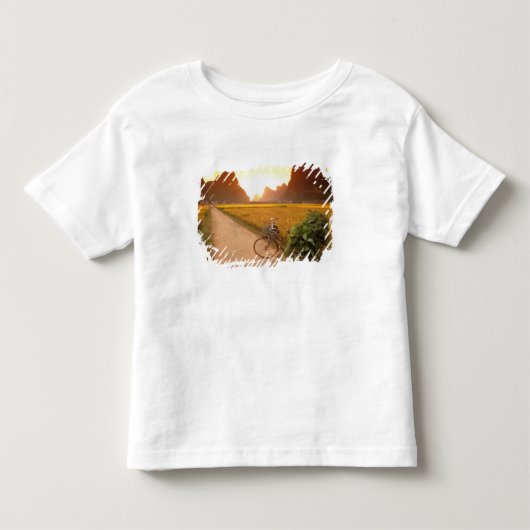 中国、広西チワン族自治区。揚州、田舎の自転車 トドラーTシャツ (正面)