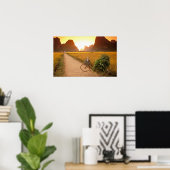 中国、広西チワン族自治区。揚州、自転車オン・カントリー ポスター (ホームオフィス)