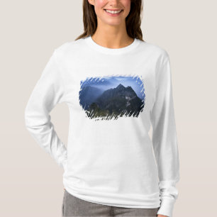 中国、朝霧の万里の長城 Tシャツ
