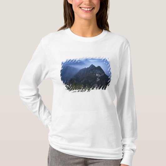 中国、朝霧の万里の長城 Tシャツ (正面)