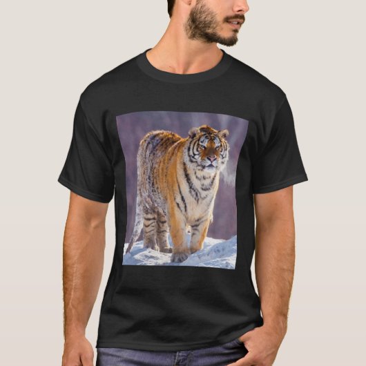 中国、雪の中のシベリアトラ Tシャツ (正面)