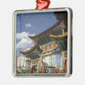 中国、雲南省、昆明。記念アーチ メタルオーナメント (左)