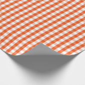 中型の明るいオレンジおよび白いギンガム ラッピングペーパー (角)