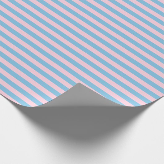 中型の淡いブルーおよび淡いピンクは縞で飾ります ラッピングペーパー (角)