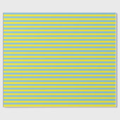 中型の淡いブルーおよび黄色いストライプ ラッピングペーパー (フラット)