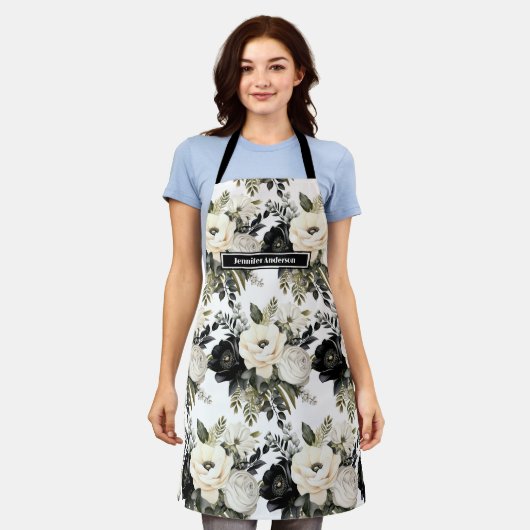 中型黒ガーリー白フローラエプロン エプロン (着用した状態)