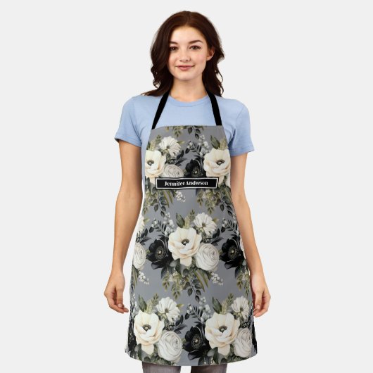 中型黒ガーリー白フローラエプロン エプロン (着用した状態)