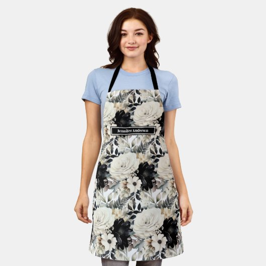 中型黒ガーリー白フローラエプロン エプロン (着用した状態)