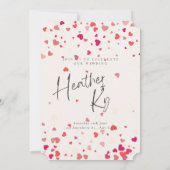 中央にイニシャルが入った赤いレーザーカット紙のハート 招待状 (裏面)