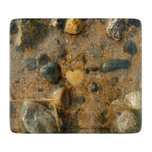 中央にハートのデザインが入ったガラスのまな板 カッティングボード (正面)