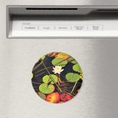 「中央に白い花が咲くイーサリーリリーの池 マグネット (インサイチュ (食洗機))