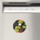 「中央に白い花が咲くイーサリーリリーの池 マグネット (インサイチュ (食洗機))