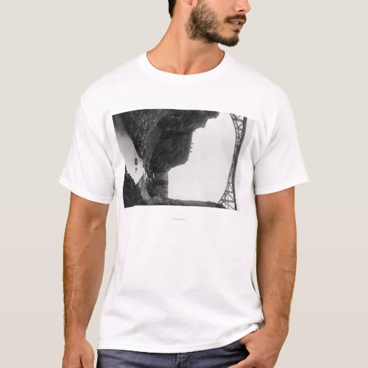 中央オレゴンPhotograpの曲がった川橋 Tシャツ (正面)