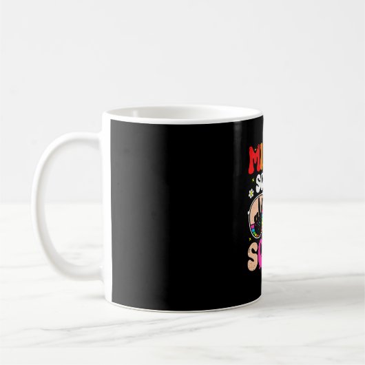中学校の仲間 中学校の先生と生徒のバックプリント コーヒーマグカップ (左)