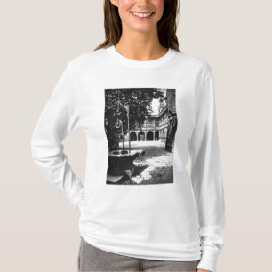 中庭から見られるClunyのホテルパリ Tシャツ