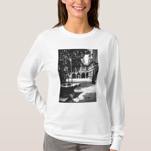 中庭から見られるClunyのホテルパリ Tシャツ (正面)