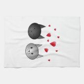 中心を持つかわいく黒いおよび灰色猫、 キッチンタオル (横)