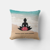 「中心を見つけて、自分の精神に火を付けろ」 ヨガ好き クッション (正面)