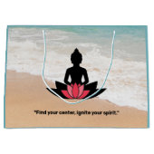 「中心を見つけて、自分の精神に火を付けろ」 ヨガ好き ラージペーパーバッグ (正面)