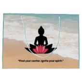 「中心を見つけて、自分の精神に火を付けろ」 ヨガ好き ラージペーパーバッグ (裏面)