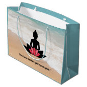 「中心を見つけて、自分の精神に火を付けろ」 ヨガ好き ラージペーパーバッグ (裏面アングル)