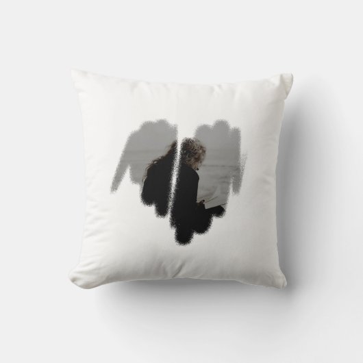 中程度のグラフィティ散布ハートフレーム クッション (正面)