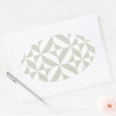 中程度のグレーの幾何学的なデコキューブパターン 楕円形シール (封筒)