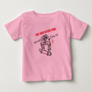 中空飛んでいるスケートボードをするスケーター ベビーTシャツ