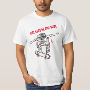 中空飛んでいるスケートボードをするスケーター Tシャツ
